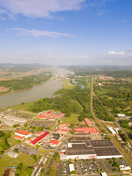 vista aérea del canal de panamá - panama canal panama canal lock panama city fotografías e imágenes de stock