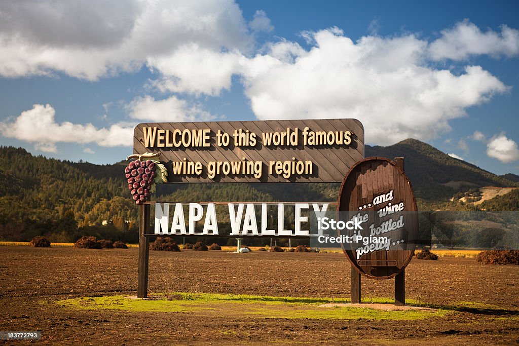 米国カリフォルニア州ナパ、周辺のブドウ園への標識 - ナパバレーのロイヤリティフリーストックフォト