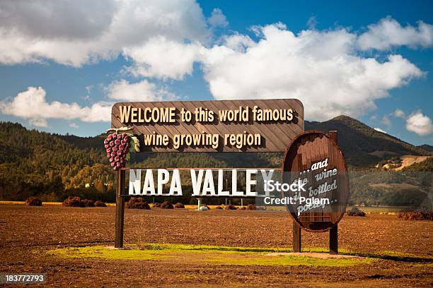米国カリフォルニア州ナパ周辺のブドウ園への標識 - ナパバレーのストックフォトや画像を多数ご用意 - ナパバレー, ブドウ畑, カリフォルニア州