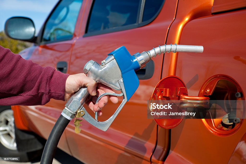 Bombeo Gas a Gas-Guzzler - Foto de stock de Gasolina libre de derechos