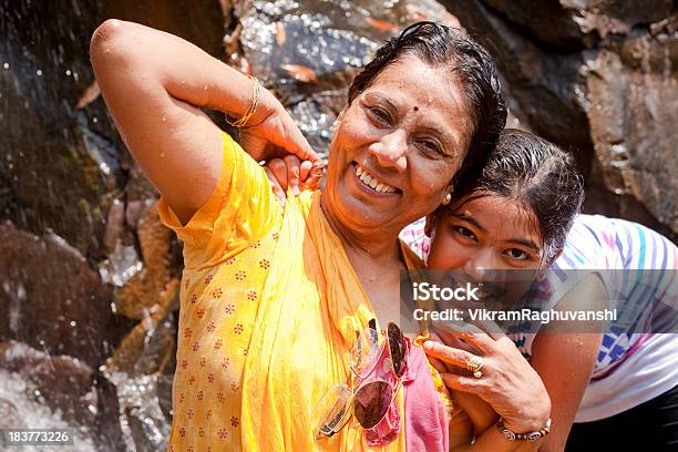 Indian Abuela Y Granddaughter Disfrutar De Sus Vacaciones Foto de stock y más banco de imágenes de Abuela