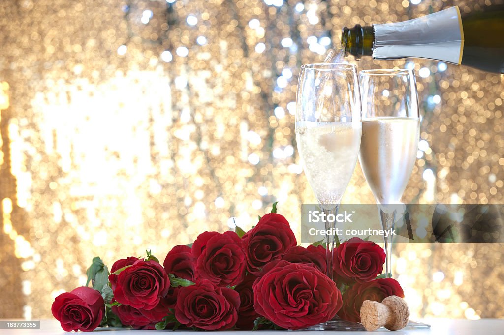 Champagne essere versato - Foto stock royalty-free di Alchol