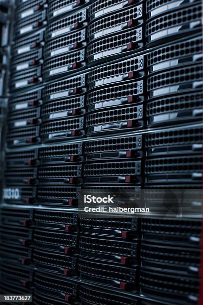 Foto de Rackmounted Servidores Em Datacenter e mais fotos de stock de Dados - Dados, Servidor de Rede, Armazém