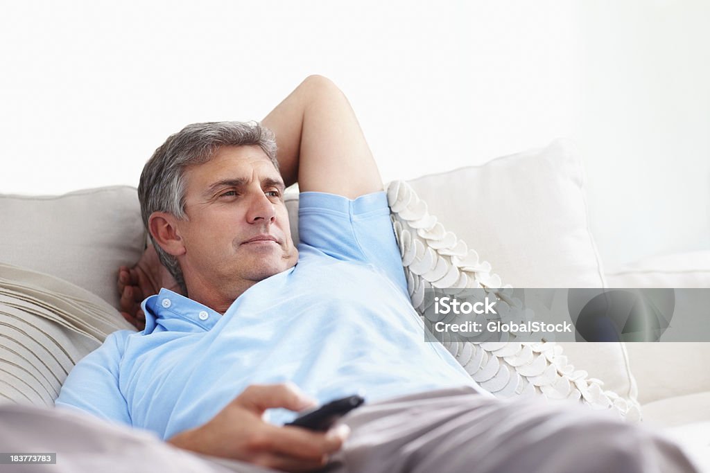 Homem assistindo televisão - Foto de stock de 40-49 anos royalty-free