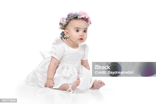 Bebê Menina Com Vestido Sobre Fundo Branco - Fotografias de stock e mais imagens de 6-11 meses - 6-11 meses, Bebé, Bebés Meninas