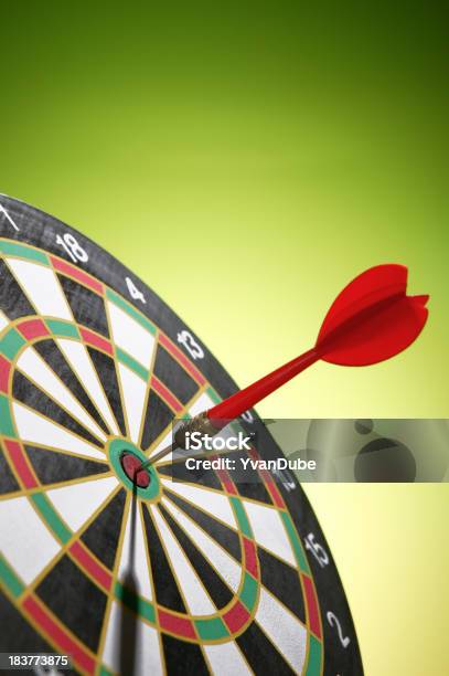 Dart In Bullseye Dartscheibe Stockfoto und mehr Bilder von Zielscheibe - Zielscheibe, Grün, Dartpfeil