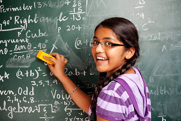 freudig indische mädchen-student dem lindern mathematik probleme greenboard schreibtafel - mathematics mathematical symbol child intelligence stock-fotos und bilder
