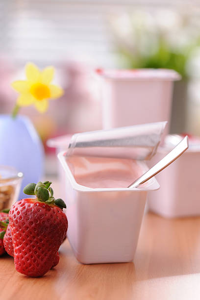 yogur de frutas - yogurt yogurt container strawberry spoon fotografías e imágenes de stock