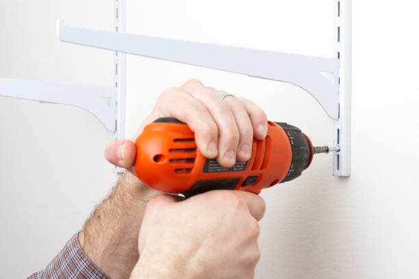 ぶら下がる棚 - shelf drill drilling installing ストックフォトと画像