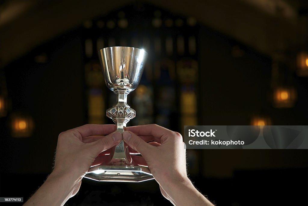 Cáliz de vino levanta de comunión bendición - Foto de stock de Cáliz - Objeto religioso libre de derechos