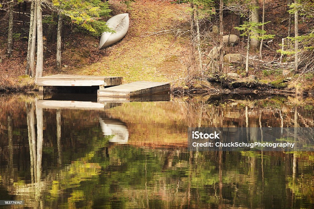 カヌードック夏の湖のキャンプ - ひらめきのロイヤリティフリーストックフォト