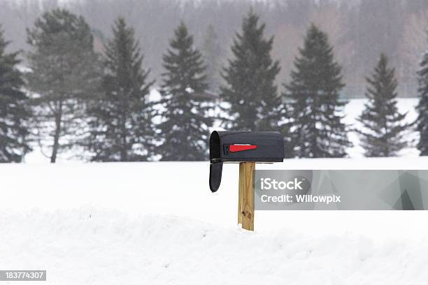 Buzón De Cartas Solitario Negro Rural Con Puerta Abierta Foto de stock y más banco de imágenes de Buzón de cartas