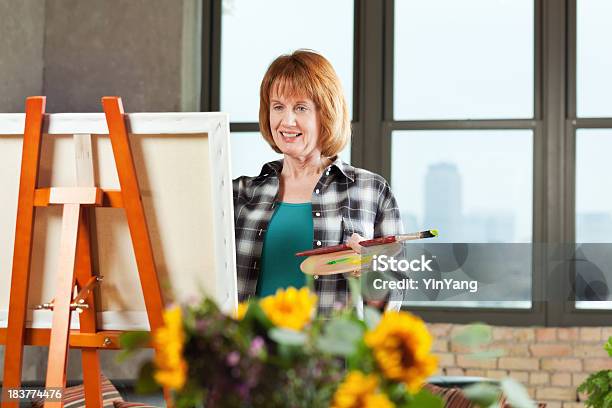 Media Edad Mujer Jubilada Hobby Pintura En El Loft Condominio Foto de stock y más banco de imágenes de 50-59 años