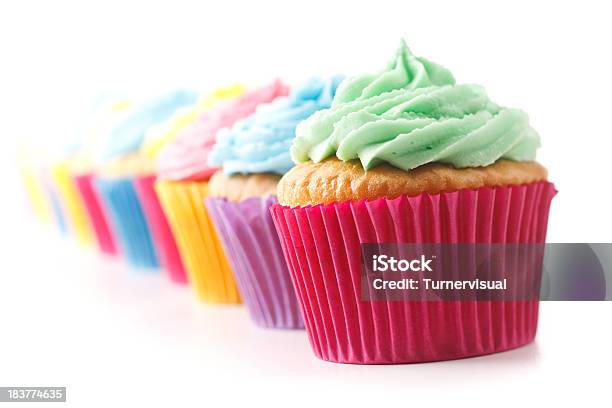 Cupcakes - Fotografias de stock e mais imagens de Alimentação Não-saudável - Alimentação Não-saudável, Arranjo, Bolinho