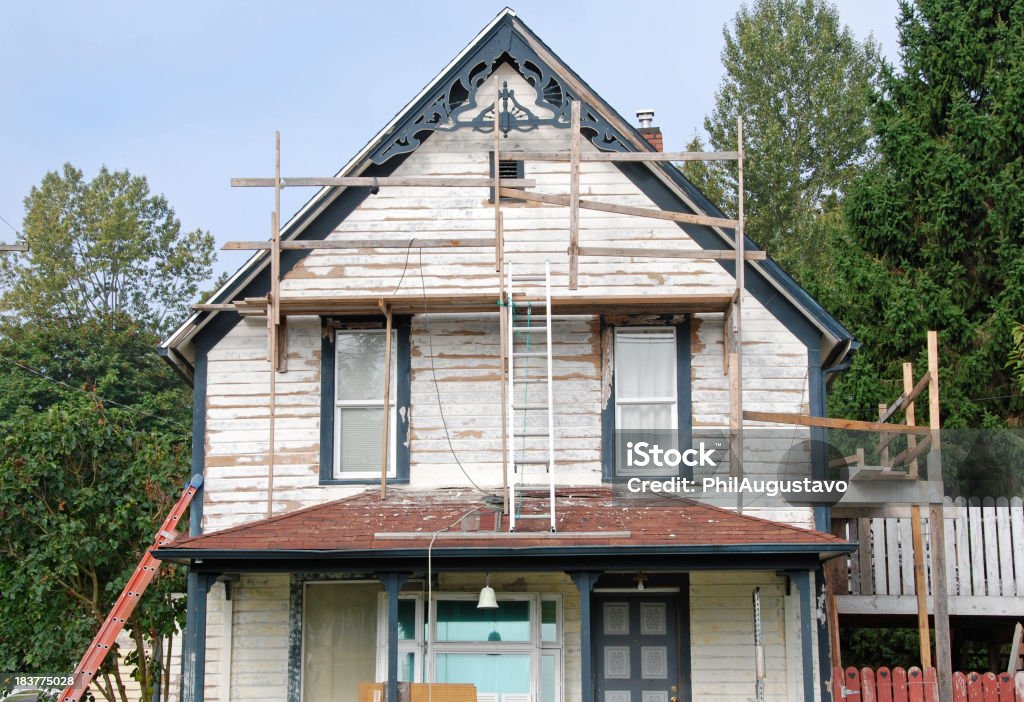 Casa de estilo victoriano en reparación - Foto de stock de Edificio residencial libre de derechos