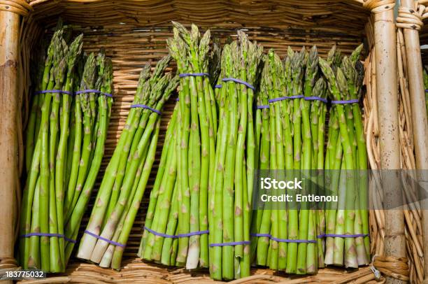 Asparagi In Un Cestino - Fotografie stock e altre immagini di Alimentazione sana - Alimentazione sana, Asparago, Bambù - Graminacee