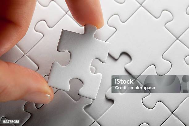Ultimo Pezzo Di Puzzle - Fotografie stock e altre immagini di Connessione - Connessione, Organizzazione - Concetto, Adulto