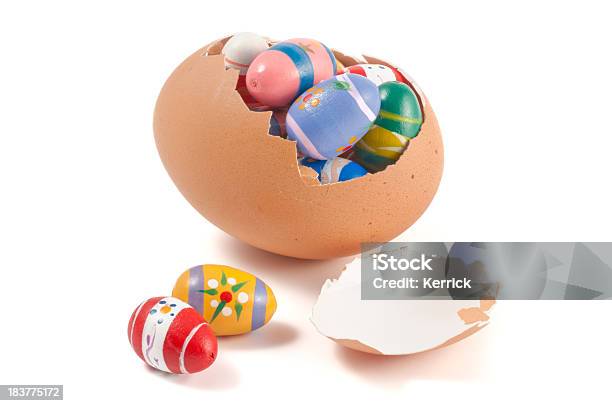 Ei Mit Kleinen Für Ostern Eier In Stockfoto und mehr Bilder von Dekoration - Dekoration, Farbton, Festliches Ereignis