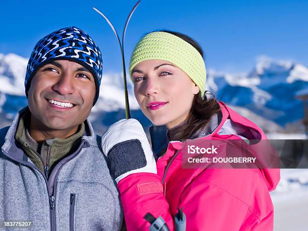 Casal De Inverno - Fotografias de stock e mais imagens de Esqui - Esqui e snowboard - Esqui - Esqui e snowboard, 30-34 Anos, Adulto