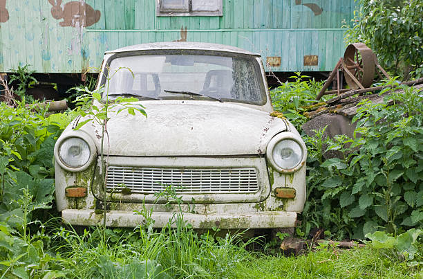 廃棄される - car old rusty scrap metal ストックフォトと画像