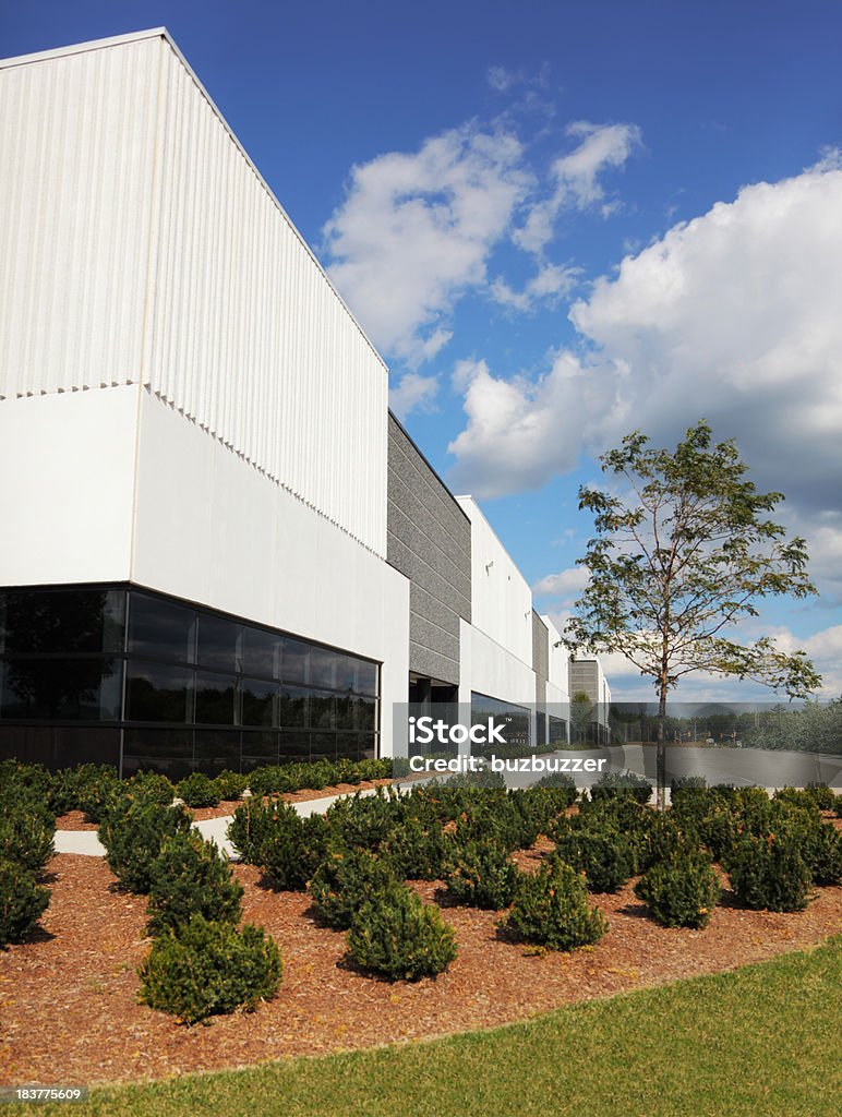 Bâtiment industriel moderne avec des plantes - Photo de Blanc libre de droits