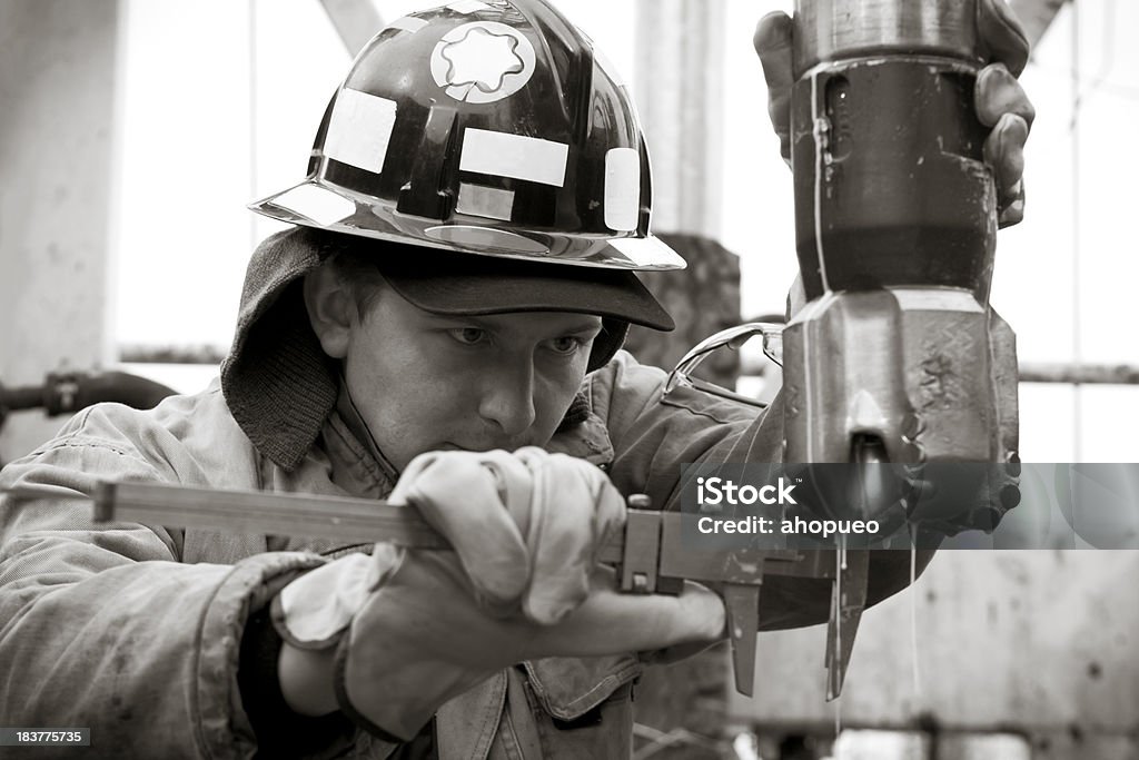 Ingenieur Blicke auf drilling bit - Lizenzfrei Arbeiten Stock-Foto