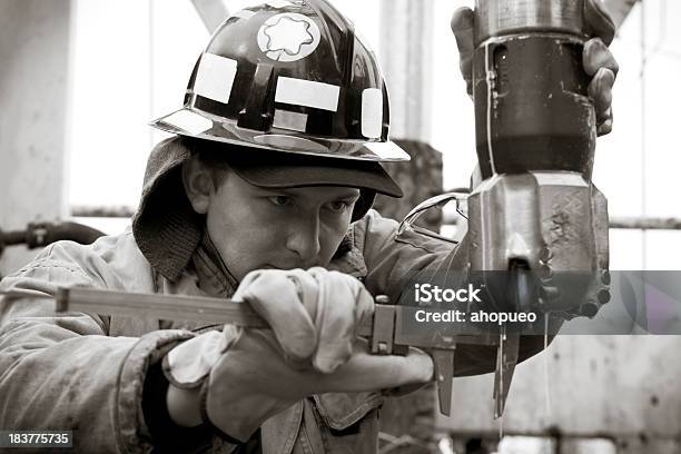 Ingenieur Blicke Auf Drilling Bit Stockfoto und mehr Bilder von Arbeiten - Arbeiten, Arbeitssicherheit, Ausrüstung und Geräte