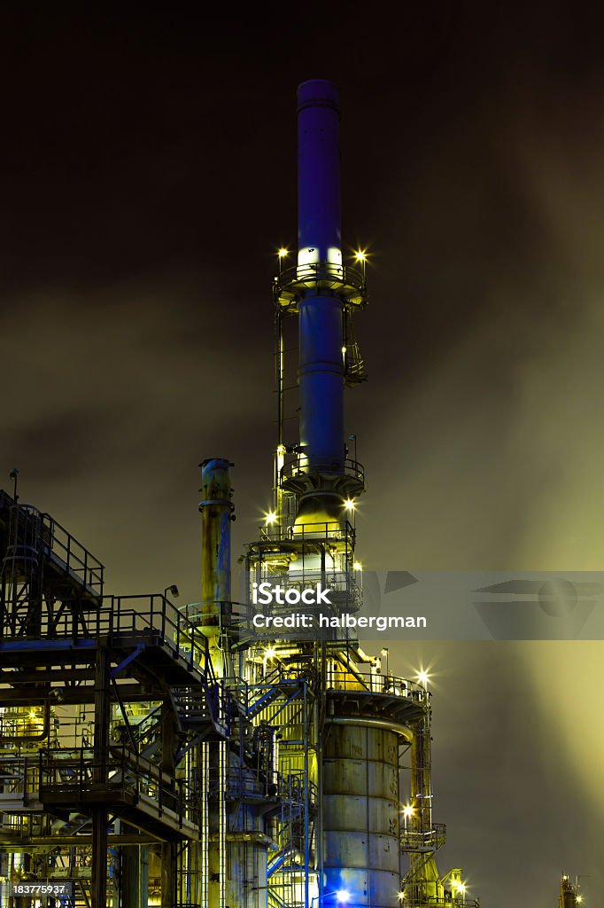 Refinería Smoke Stacks por la noche - Foto de stock de Aliento libre de derechos