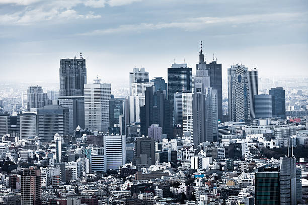 skyline von shinjuku, tokio, japan - shinjuku bezirk stock-fotos und bilder