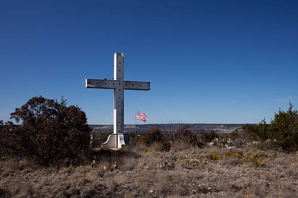 istock Cross and American flag 183776115