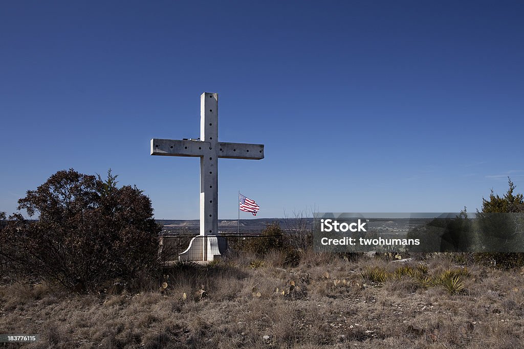 Крест и американский флаг - Стоковые фото Американская культура роялти-фри