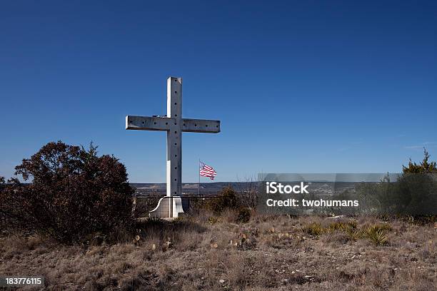 Крест И Американский Флаг — стоковые фотографии и другие картинки Американская культура - Американская культура, Без людей, Бог