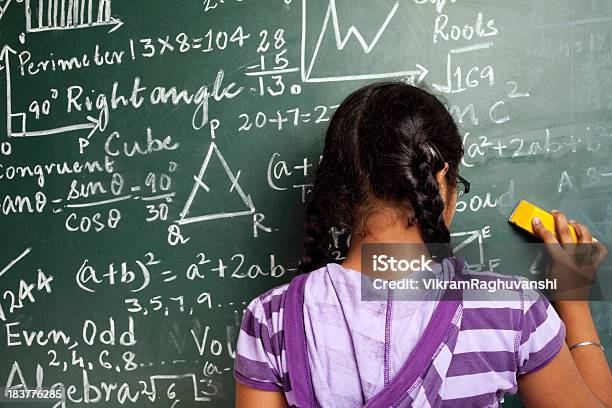 Indian Rapariga Estudante Apagar Matemática Problemas De Greenboard Quadro Negro - Fotografias de stock e mais imagens de Educação