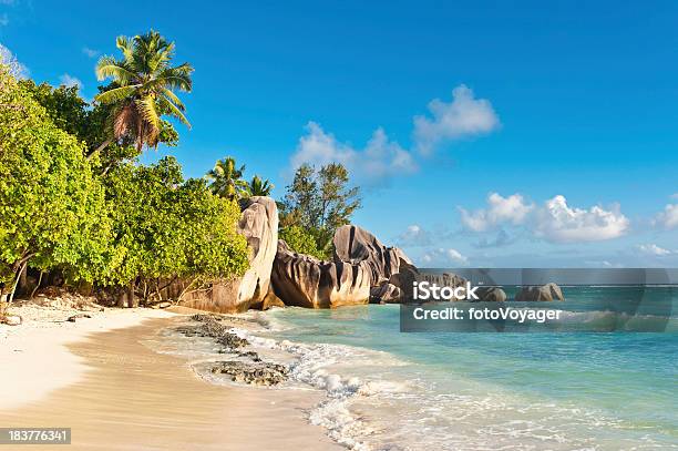 Идиллический Необитаемый Остров Пляж Тропические Пальмы Джунглях Сейшельских Островах — стоковые фотографии и другие картинки Анс Сурс д'Аржан