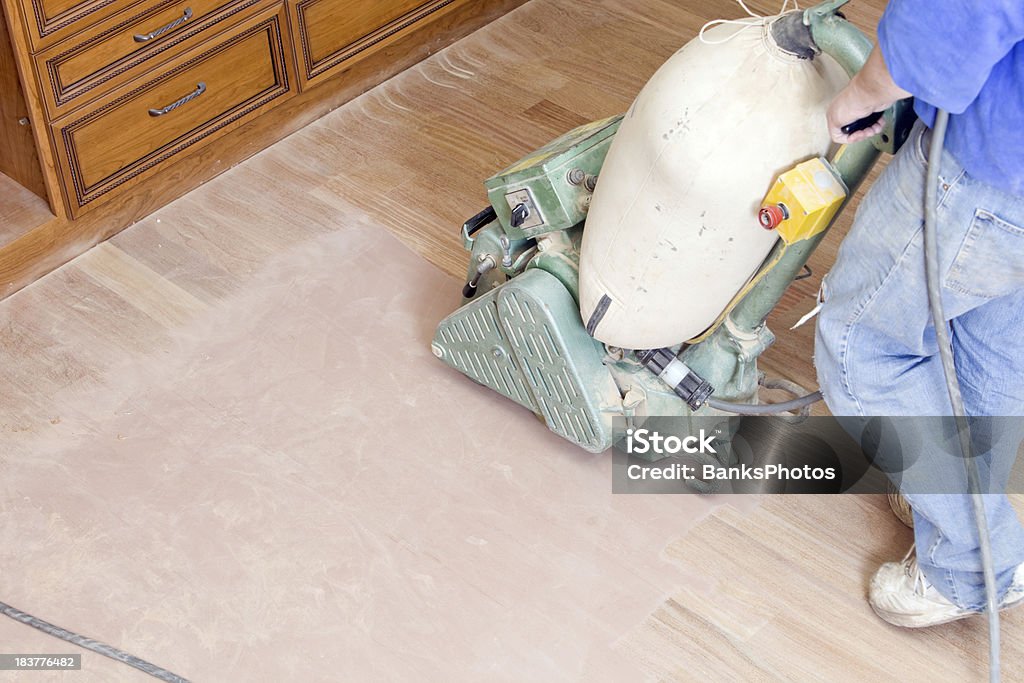Trabajador enviando un nuevo el piso de madera dura - Foto de stock de Suelo libre de derechos