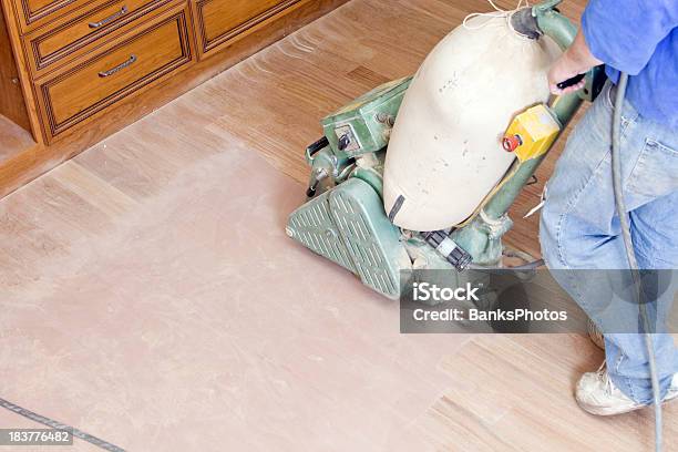 Trabajador Enviando Un Nuevo El Piso De Madera Dura Foto de stock y más banco de imágenes de Suelo