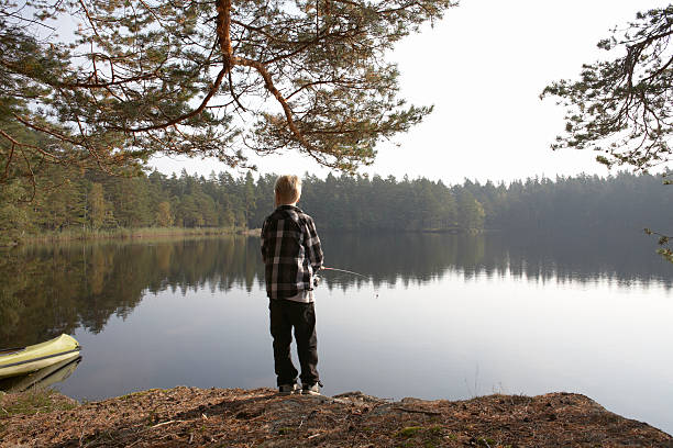 boy al lago - sweden fishing child little boys fotografías e imágenes de stock