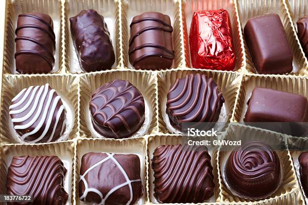 Scatola Di Cioccolatini - Fotografie stock e altre immagini di Cioccolato - Cioccolato, Cioccolato al latte, Cioccolato bianco