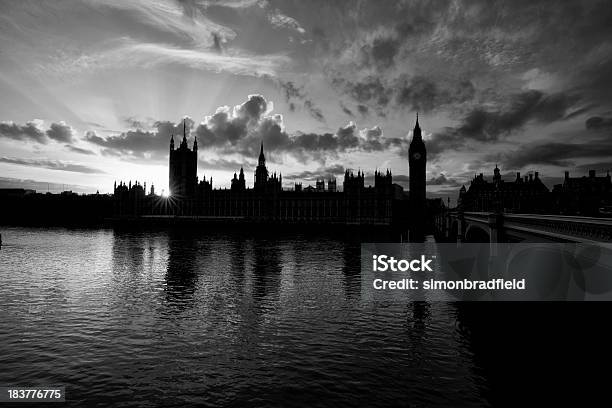 Puesta De Sol Sobre Westminster Foto de stock y más banco de imágenes de Aire libre - Aire libre, Big Ben, Blanco y negro