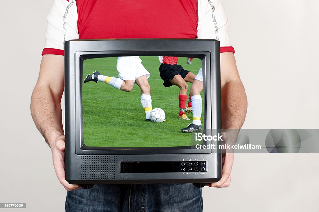 古いテレビ番組のサッカーの試合をテレビで - テレビのロイヤリティフリーストックフォト