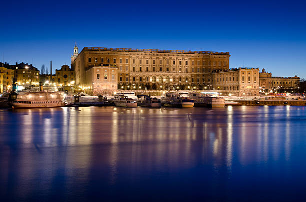 o palácio real em estocolmo pelo anoitecer - stockholm sweden sea winter imagens e fotografias de stock