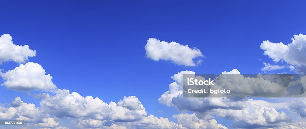 Cielo blu e nuvole bianche - Foto stock royalty-free di Cielo