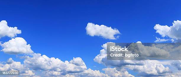 Cielo Blu E Nuvole Bianche - Fotografie stock e altre immagini di Cielo - Cielo, Nube, Panorama di nuvole