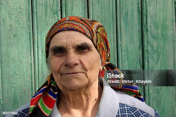 Großmutter Stockfoto und mehr Bilder von Großmutter - Großmutter, Kopftuch, Alter Erwachsener