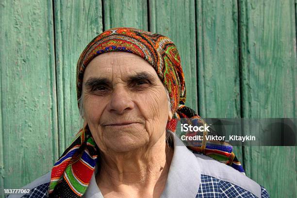 Nonna - Fotografie stock e altre immagini di Foulard - Copricapo - Foulard - Copricapo, Nonna, Fazzoletto per la testa