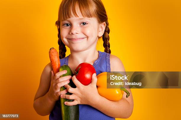 Bambina Felice Che Tiene Carota Zucchini Pomodori Peperoni Gialli - Fotografie stock e altre immagini di 4-5 anni