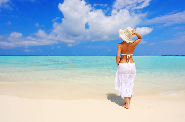 istock Young woman looking at the ocean. 183777094