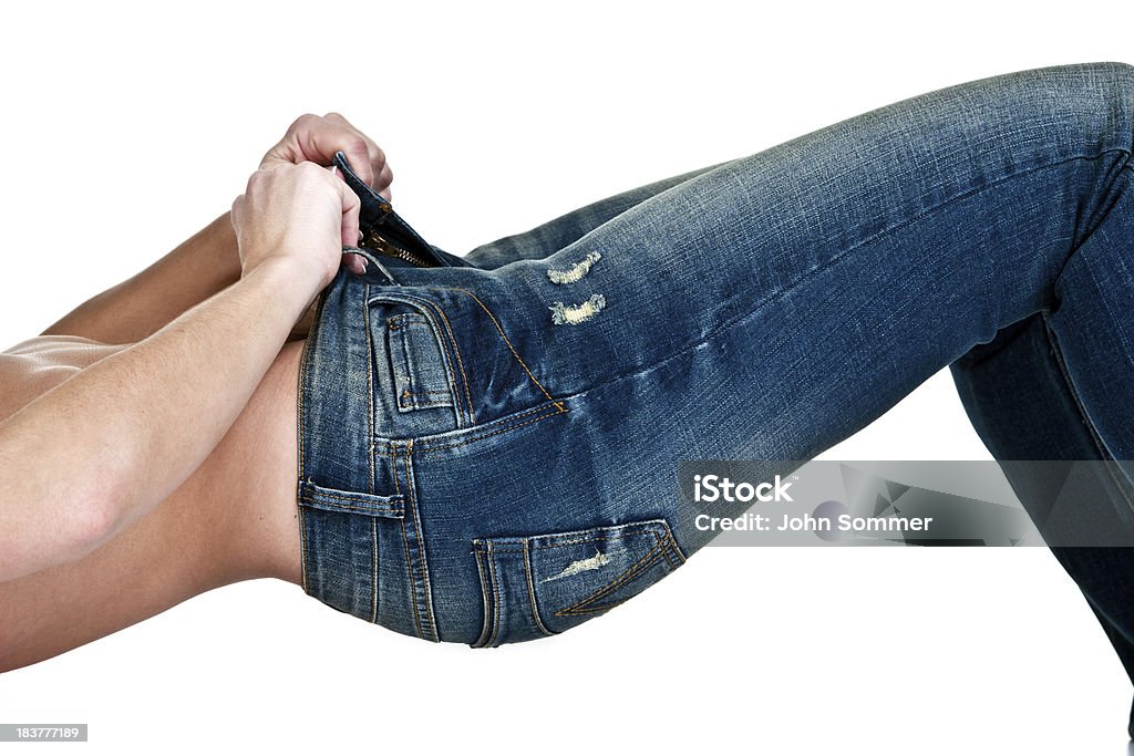 Donna cercando di pulsante i pantaloni - Foto stock royalty-free di Donne