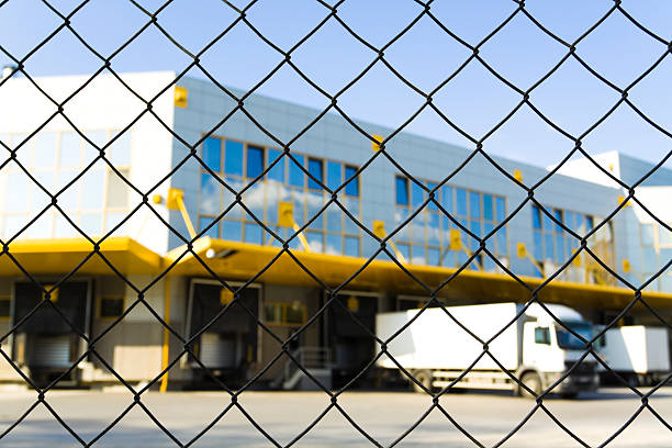 nowoczesne centrum logistyki - distribution warehouse industrial building large building exterior zdjęcia i obrazy z banku zdjęć