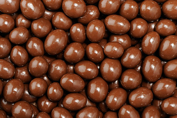 窪んだチョコレートピーナッツ - candy coated ストックフォトと画像